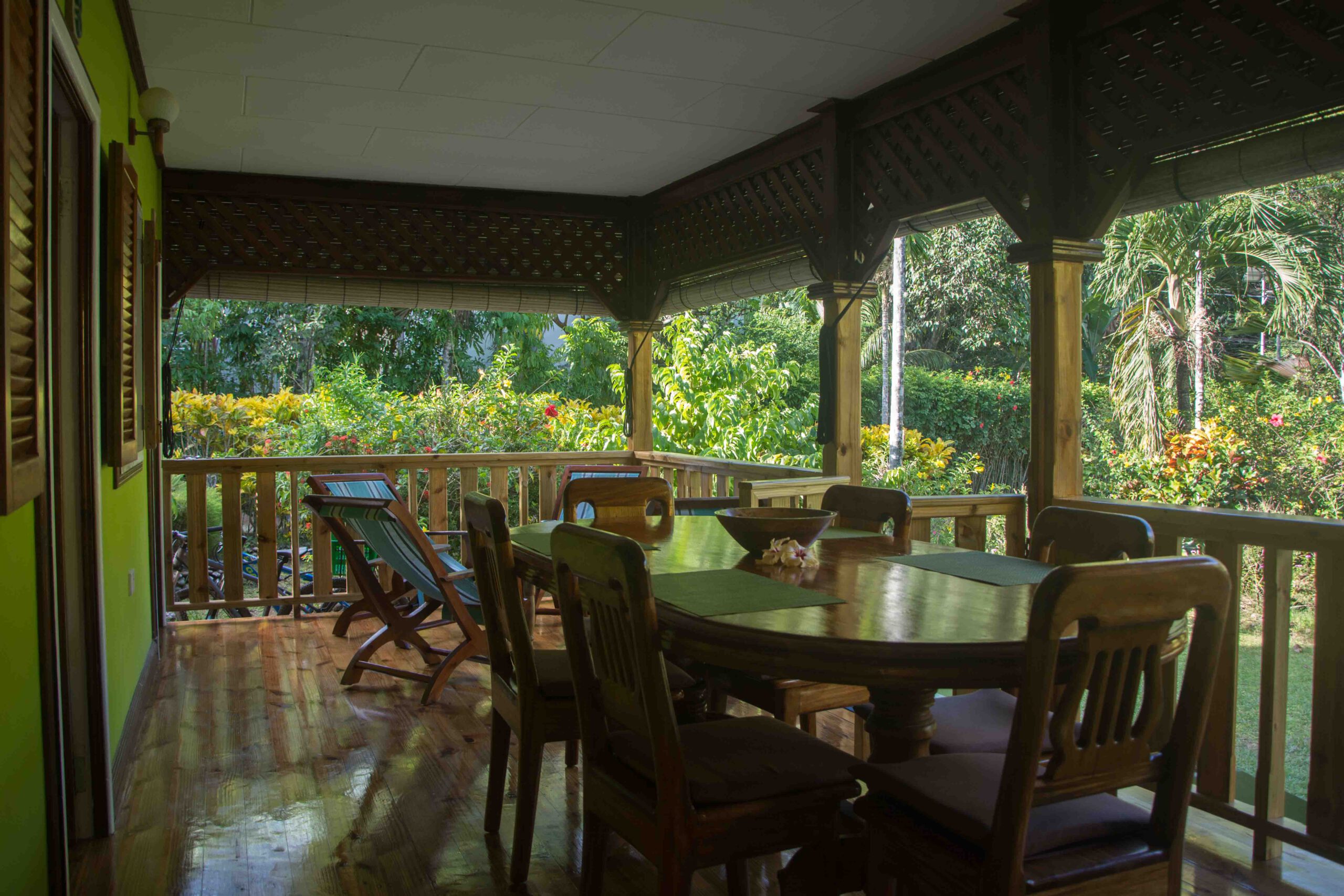 Veranda Chalet Kokover living and dining area