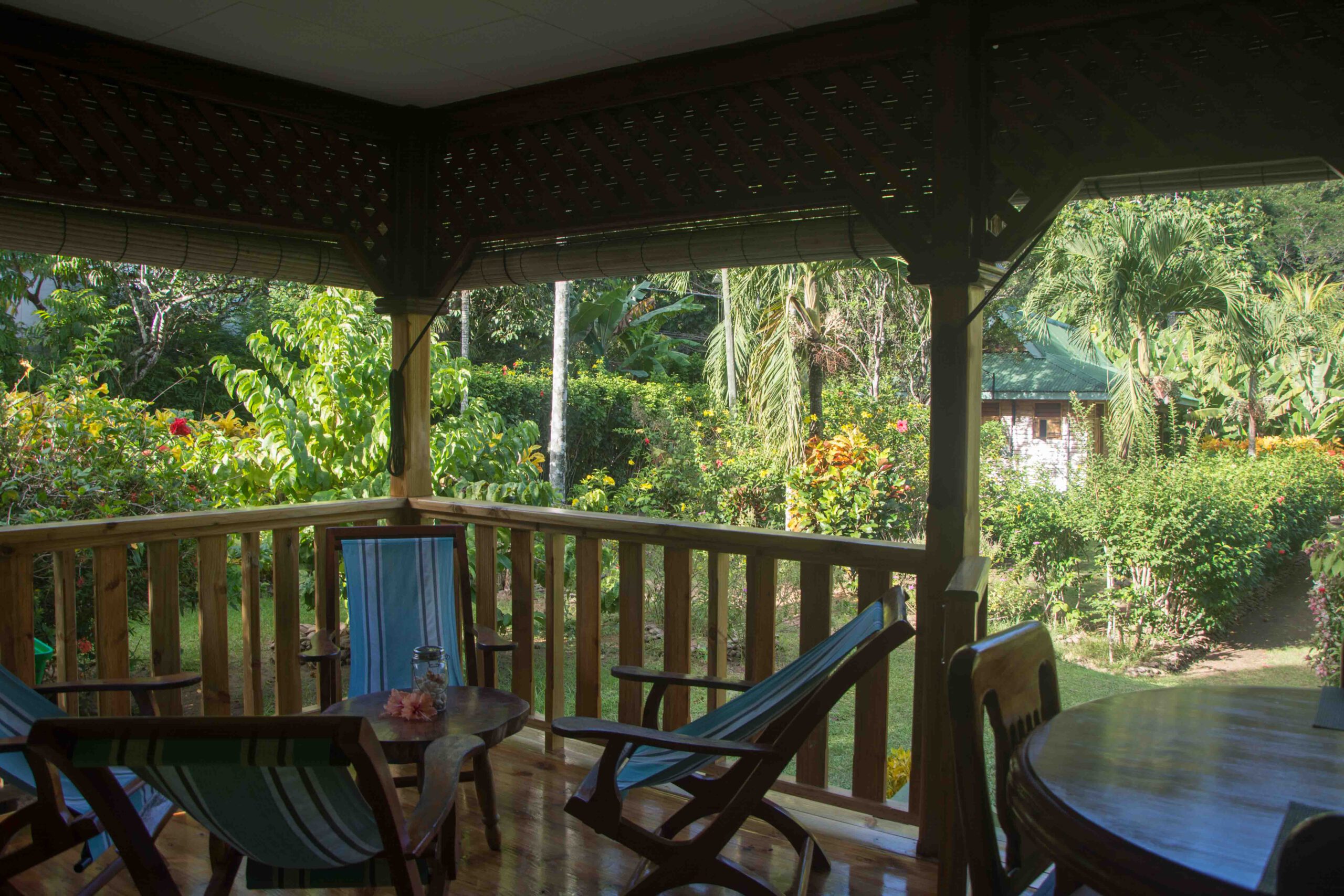 Veranda Chalet Kokover - Living room in the greenery